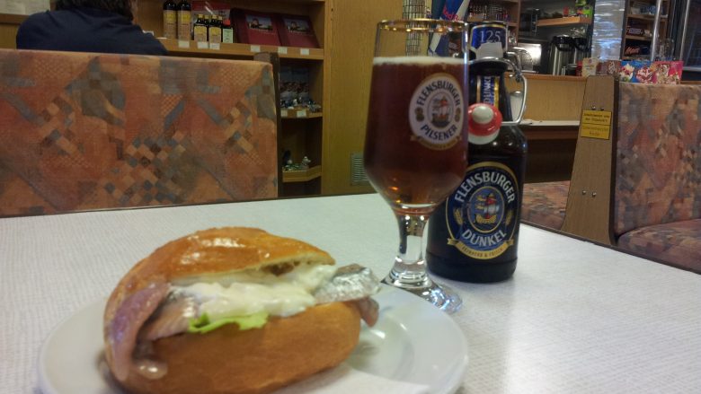 Matjesnrötchen auf der MS Hilligenlei