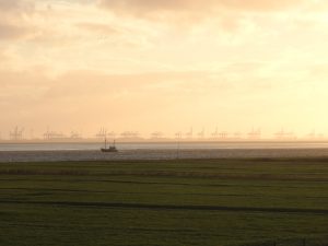 Krabbenfischer bei Fedderwardersiel, Eurogate Bremerhaven