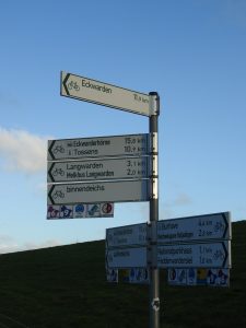 Hinweisschild für Radfahrer bei Fedderwardersiel