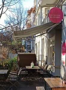 Frau Larson, Hamburg