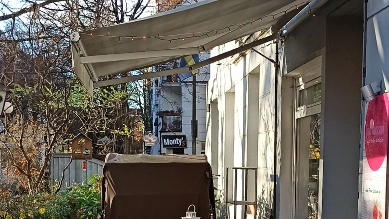 Frau Larson, Hamburg